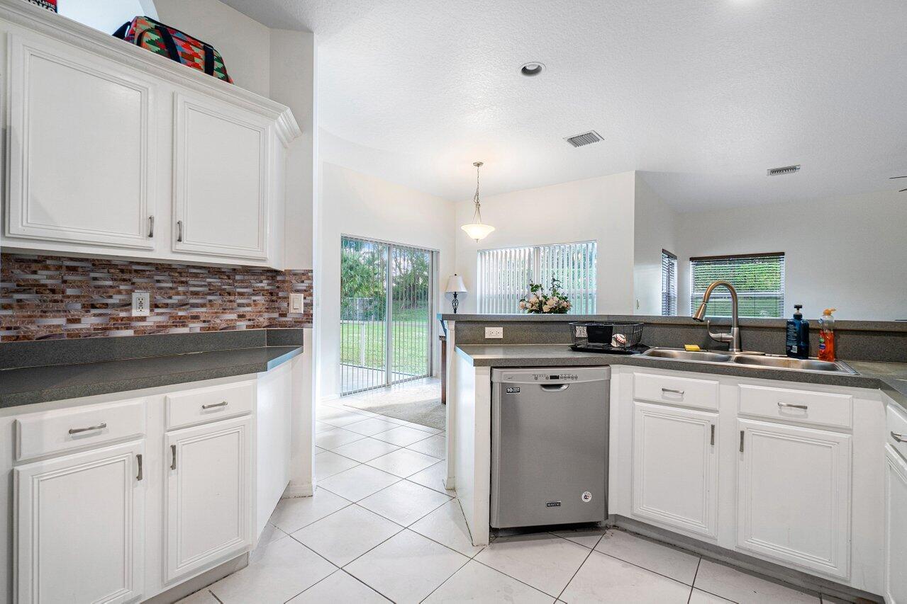11314 Edgewater Circle Wellington, FL 33414 - Photo 10 of 31 011-11314EdgewaterCir-Wellington-FL-SMAL