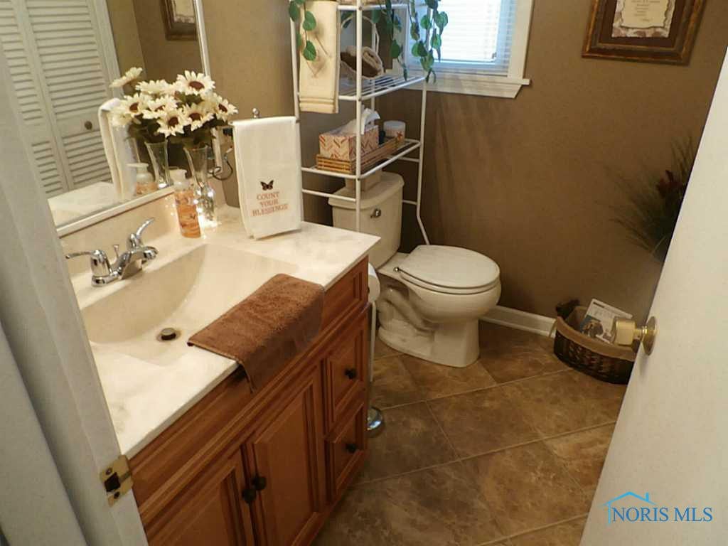 4048 Gilhouse Road Toledo, OH 43623 - Photo 12 of 16 Full Bath.