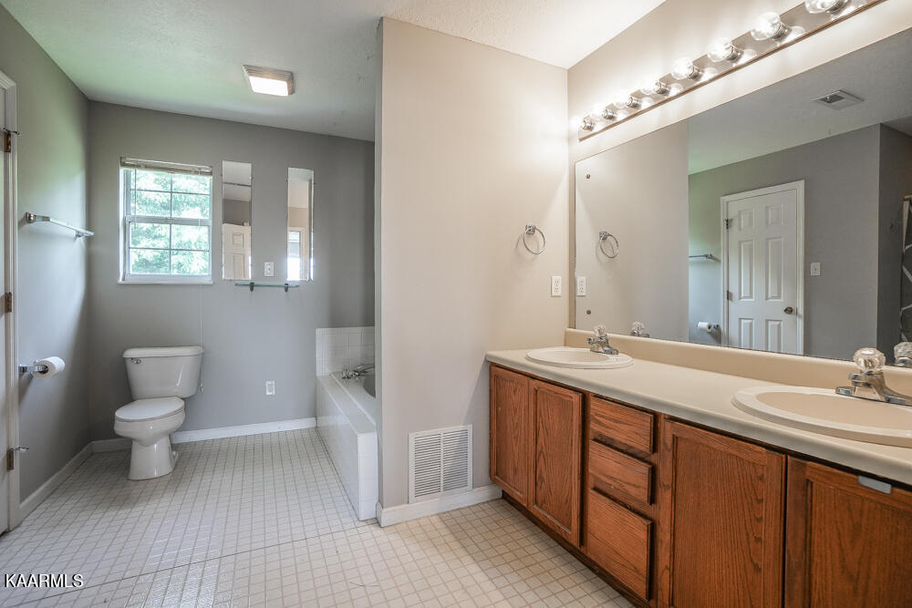1146 Mortons Meadow Road Knoxville, TN 37932 - Photo 36 of 54 Primary Bath