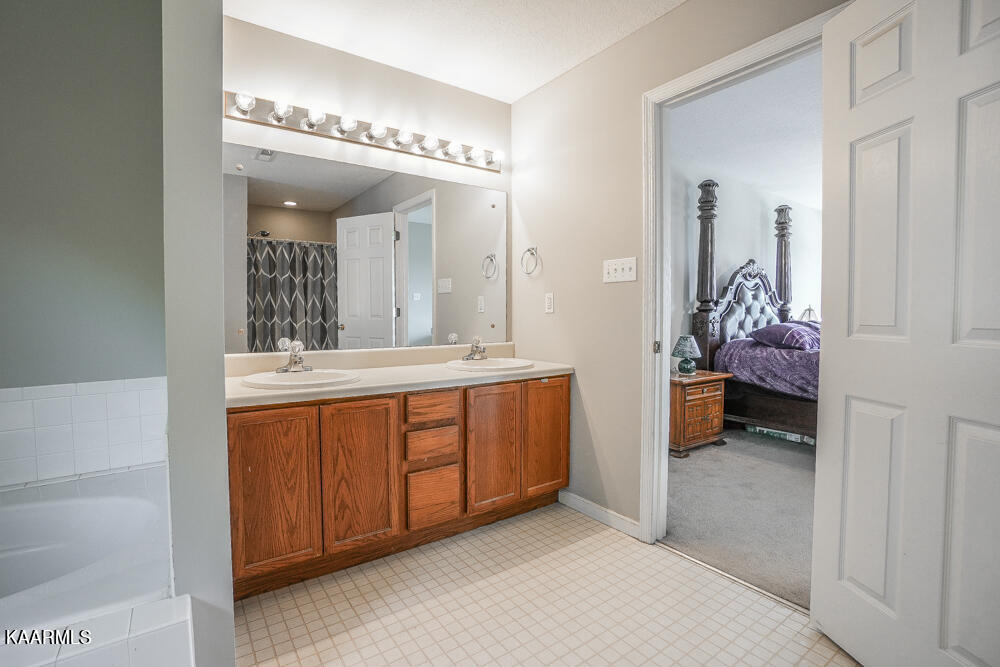 1146 Mortons Meadow Road Knoxville, TN 37932 - Photo 39 of 54 Primary Bath