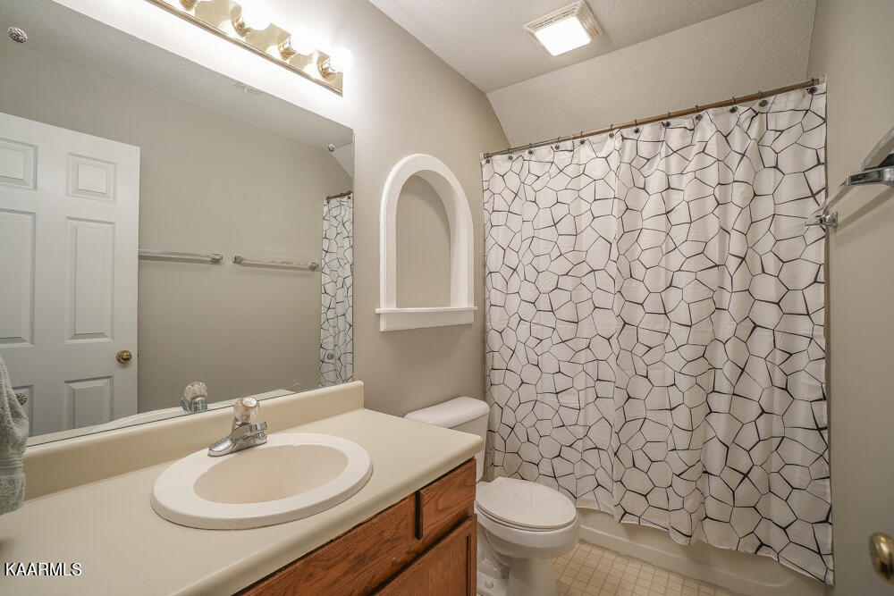 1146 Mortons Meadow Road Knoxville, TN 37932 - Photo 44 of 54 Hall Bathroom
