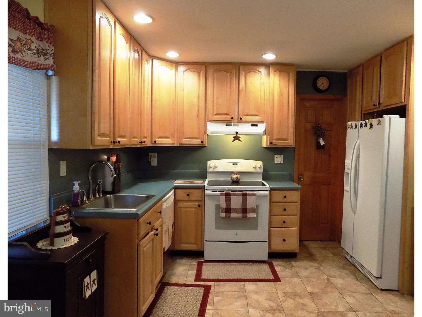 40 Goodturn Road Levittown, PA 19057 - Photo 6 of 20 Kitchen
