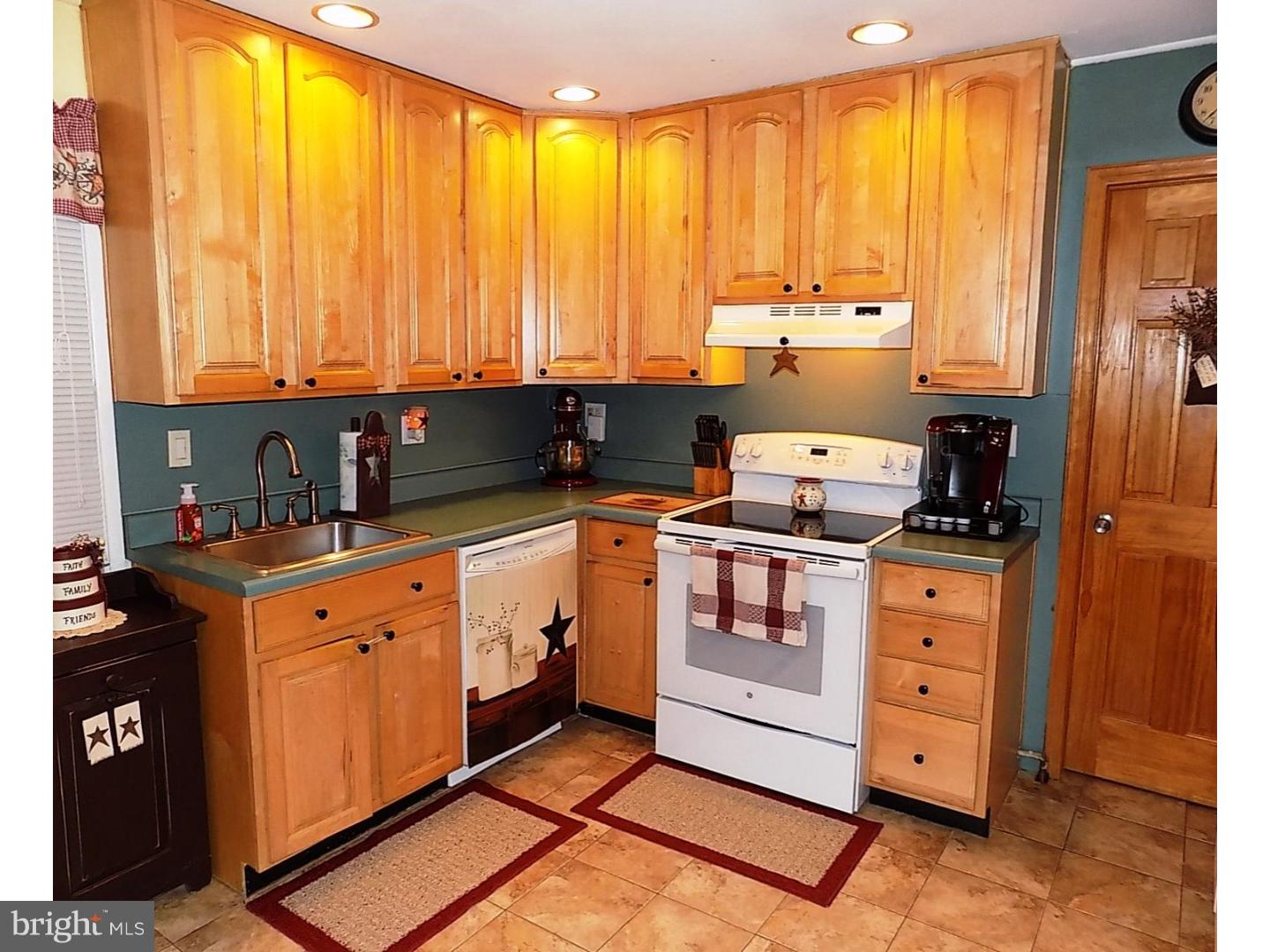 40 Goodturn Road Levittown, PA 19057 - Photo 9 of 20 Kitchen