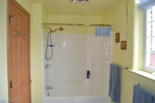 7828 South Ridge Road Madison, OH 44057 - Photo 18 of 25 FULL BATHROOM