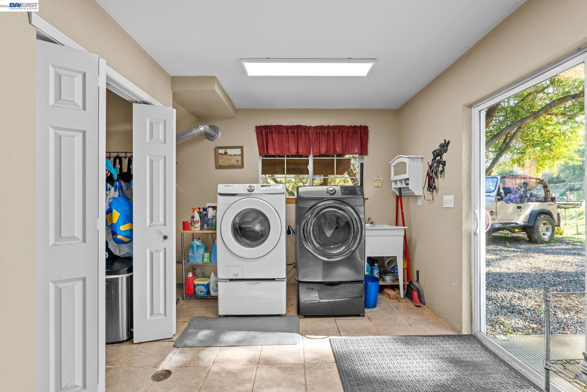 7777 Del Valle Road Livermore, CA 94550 - Photo 33 of 60 a utility room with dryer and washer