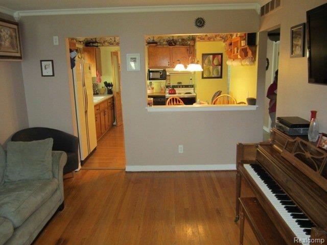 357 Massoit Street Clawson, MI 48017 - Photo 3 of 19 7.01.2011 270