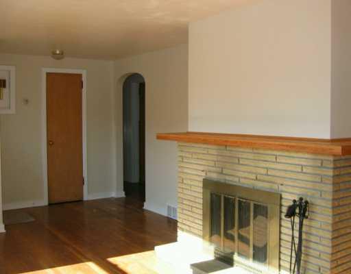 2509 Collins Road Pittsburgh, PA 15235 - Photo 3 of 8 Living Room.