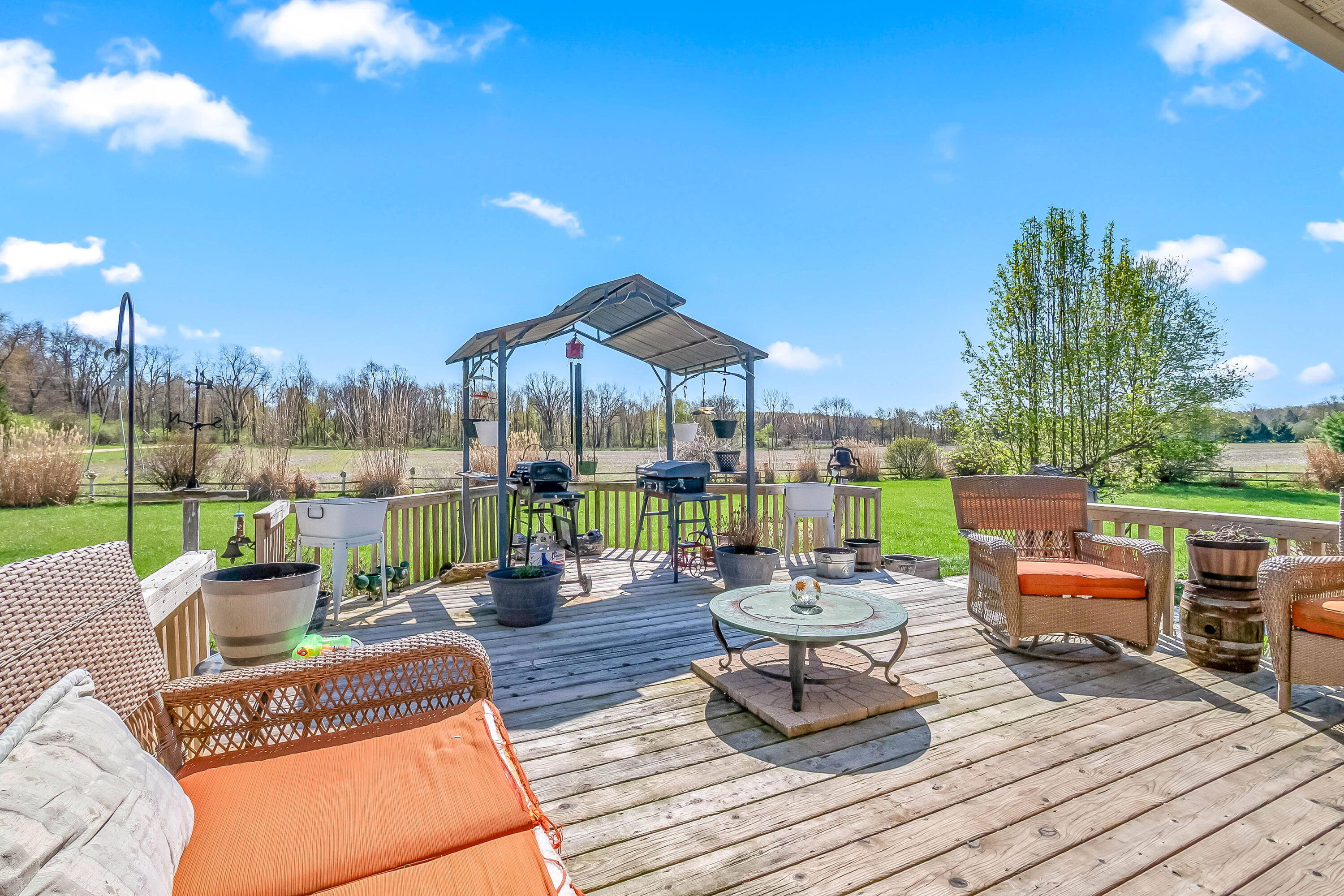 320 Jonesville Road Jonesville, MI 49250 - Photo 22 of 54 front deck