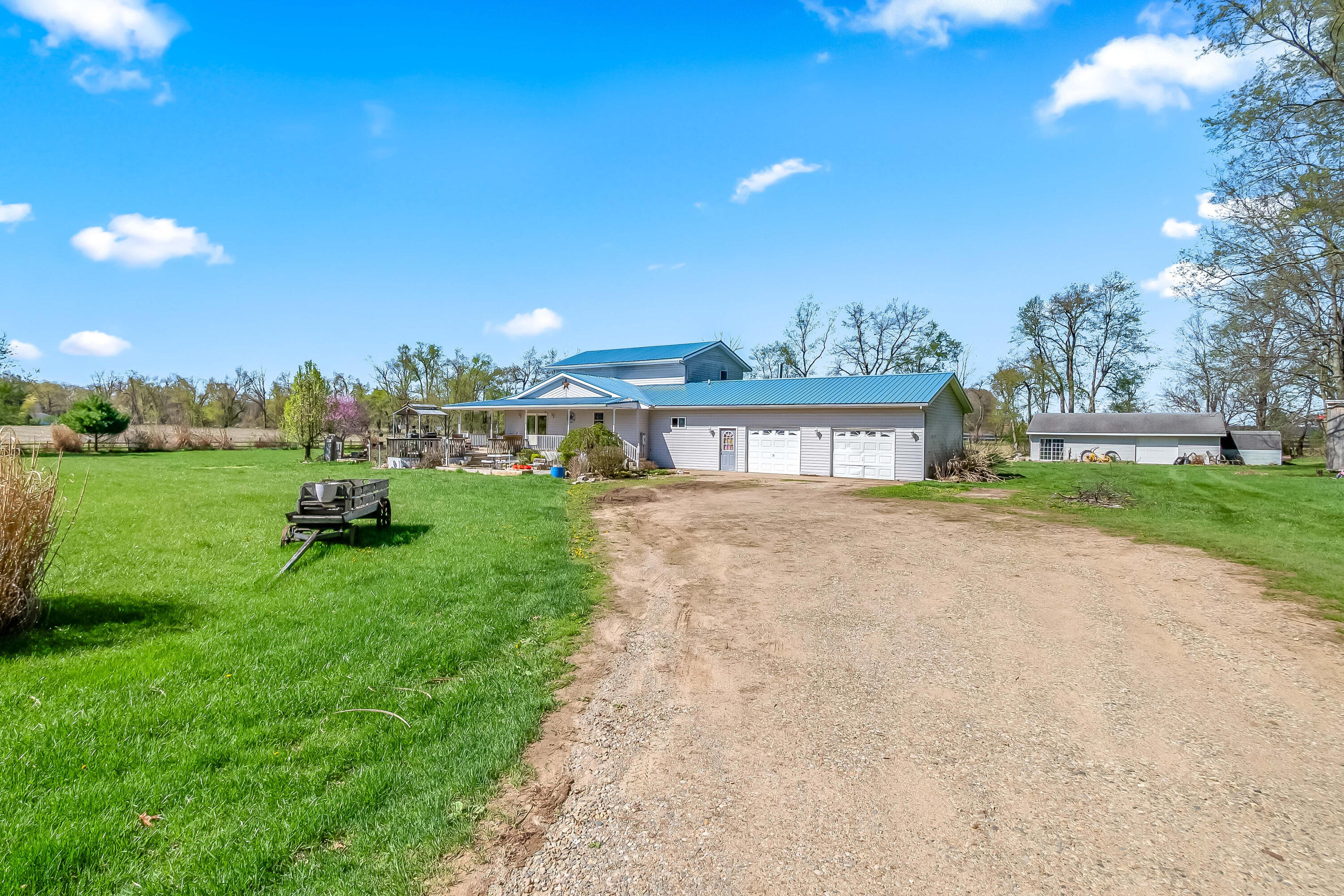 320 Jonesville Road Jonesville, MI 49250 - Photo 6 of 54 front