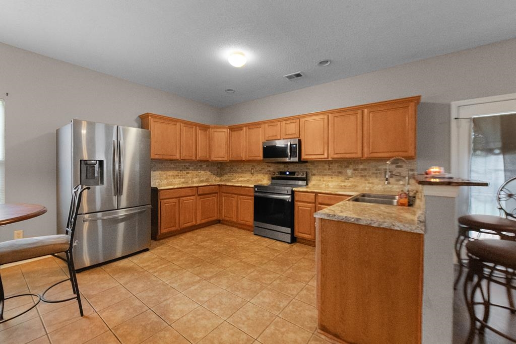 885 Ruby Creek Cove Memphis, TN 38109 - Photo 13 of 25 a kitchen with cabinets stainless steel appliances and a window