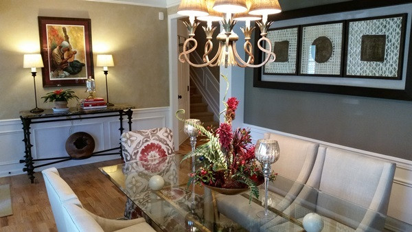 Custom paint, tray ceiling, access to foyer with crown molding, wainscott Dining Room
