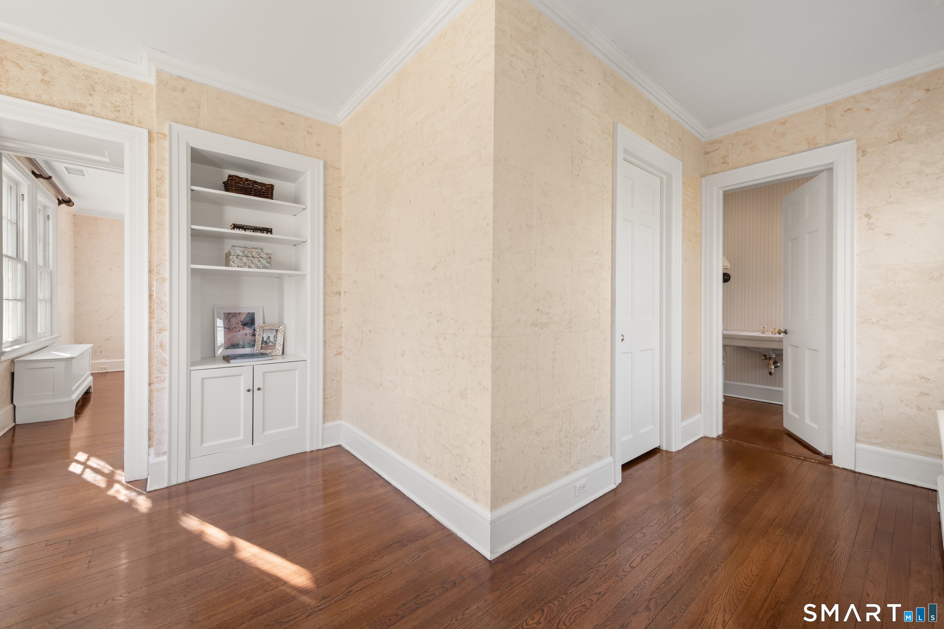 131 Pecksland Road Greenwich, CT 06831 - Photo 25 of 36 Changing area with Closet and bath