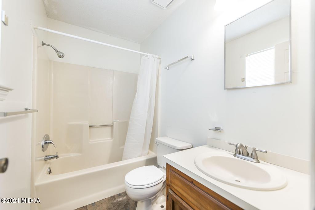 118 Toomer Road Perry, GA 31069 - Photo 21 of 30 a bathroom with a sink toilet and shower