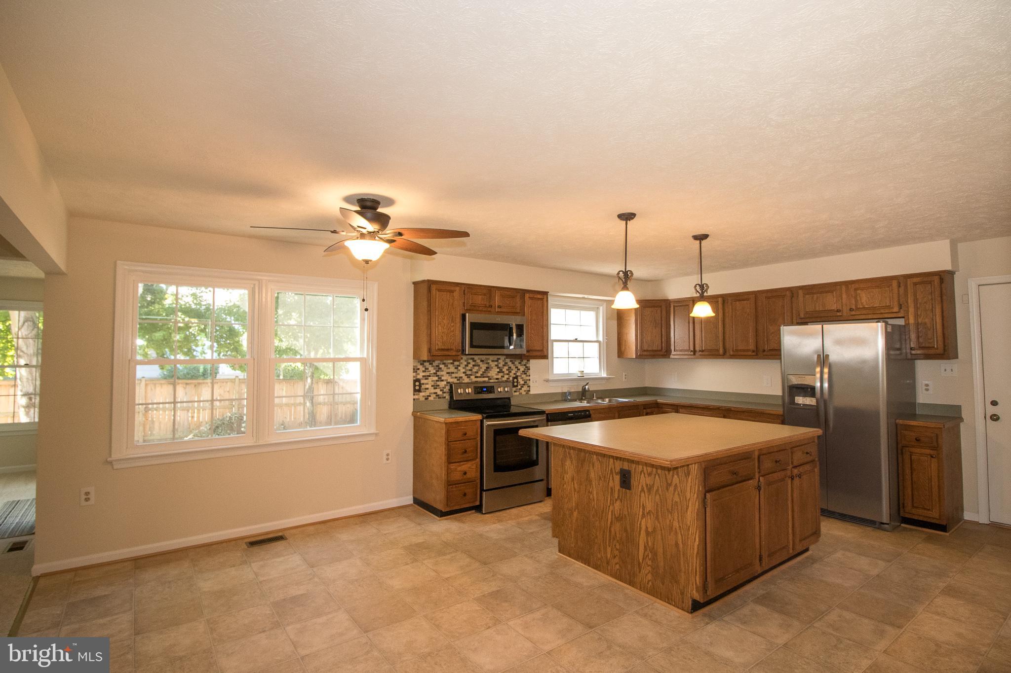 10459 Labrador Loop Manassas, VA 20112 - Photo 8 of 31 Eat-in Kitchen w/Large Island