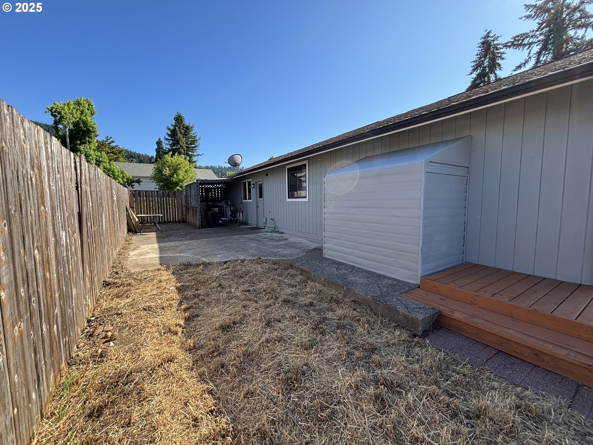 7066 Aster Street Springfield, OR 97478 - Photo 30 of 46 a backyard of a house
