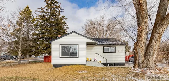 $300,000 | 745 West Main Street, St. Anthony, ID 83445