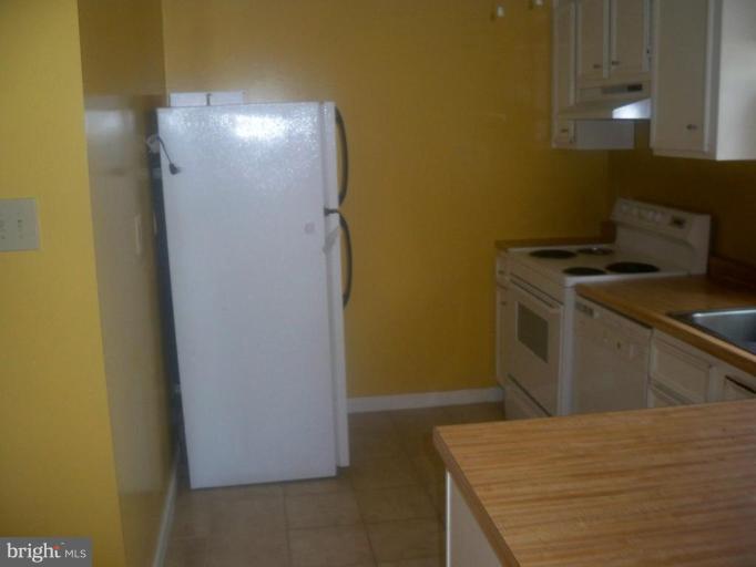 10501 Apple Ridge Road Gaithersburg, MD 20886 - Photo 5 of 15 a kitchen with a stove and a refrigerator