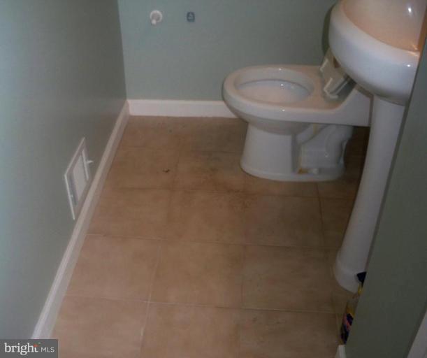 10501 Apple Ridge Road Gaithersburg, MD 20886 - Photo 6 of 15 a bathroom with a toilet and a rug