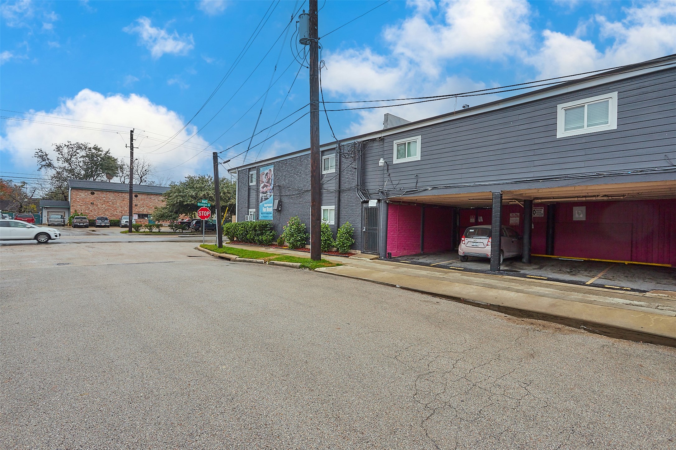 1840 Richmond Avenue, Unit 32 Houston, TX 77098 - Photo 14 of 19 a view of a house with large windows