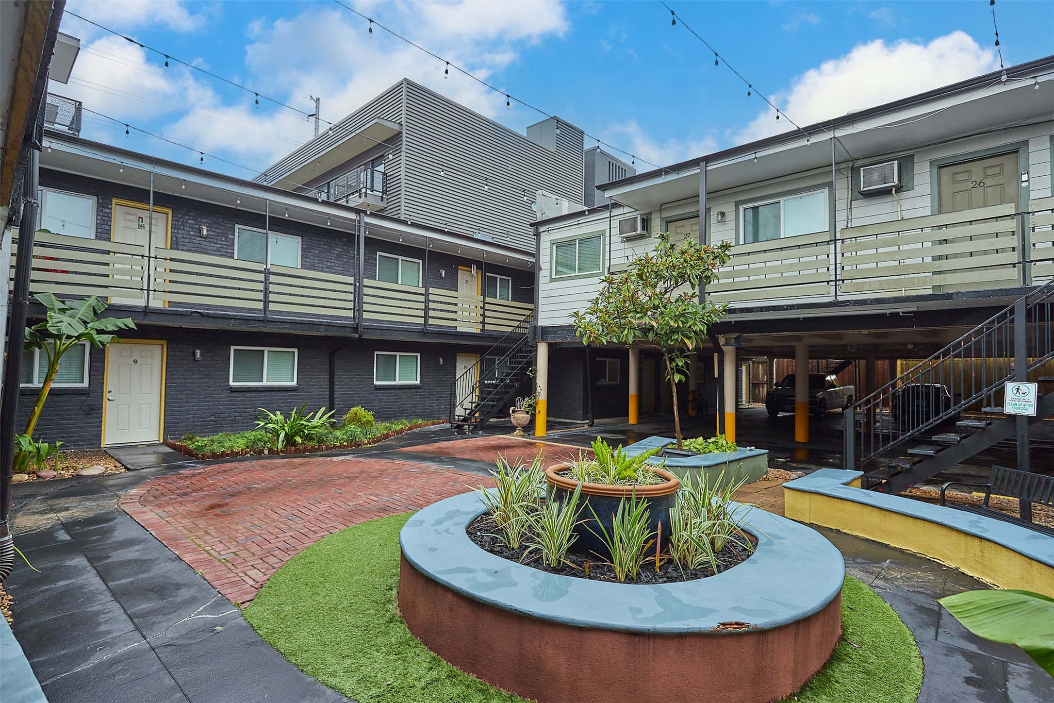 1840 Richmond Avenue, Unit 32 Houston, TX 77098 - Photo 16 of 19 a front view of a house with garden
