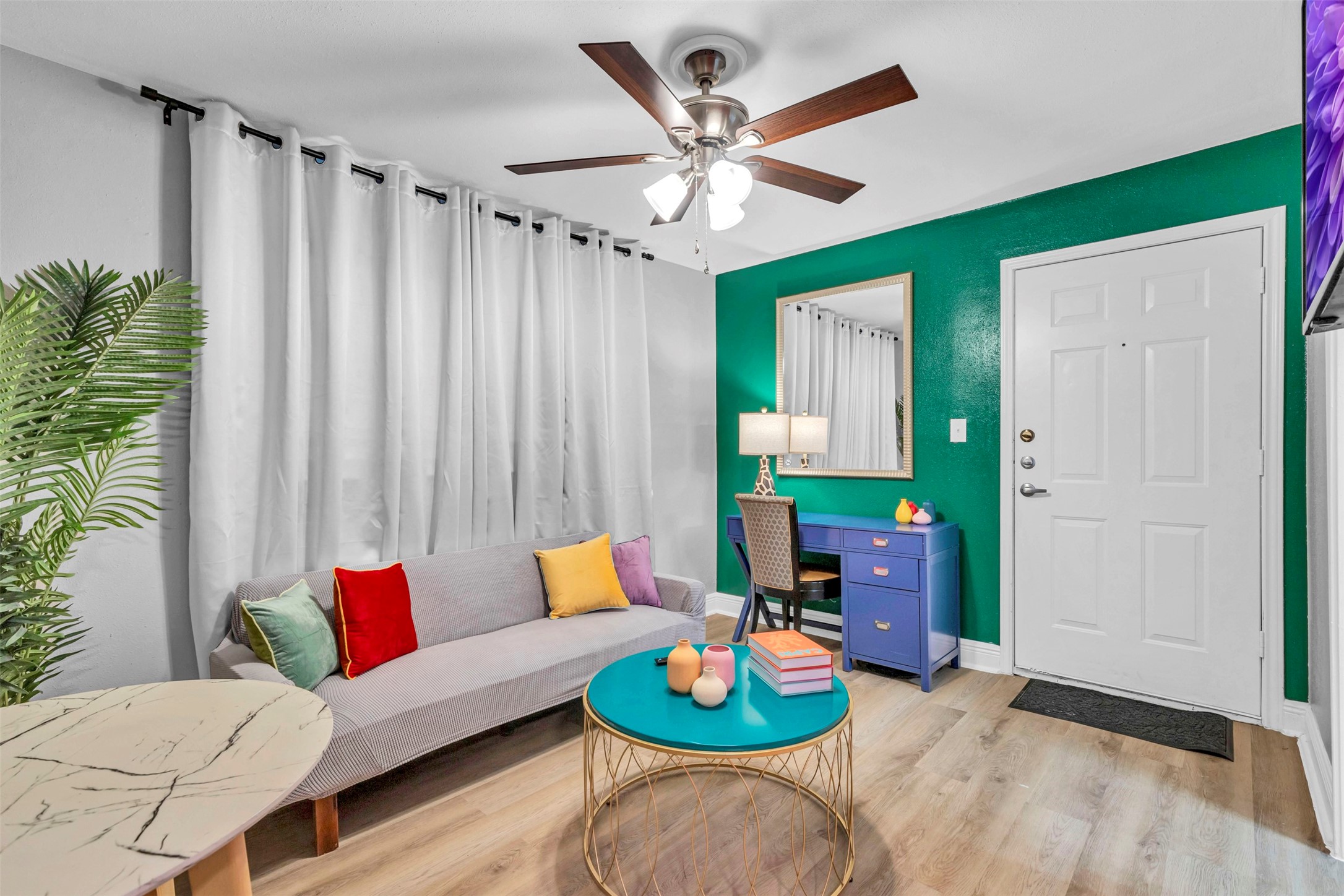1840 Richmond Avenue, Unit 32 Houston, TX 77098 - Photo 2 of 19 a living room with furniture and a wooden floor