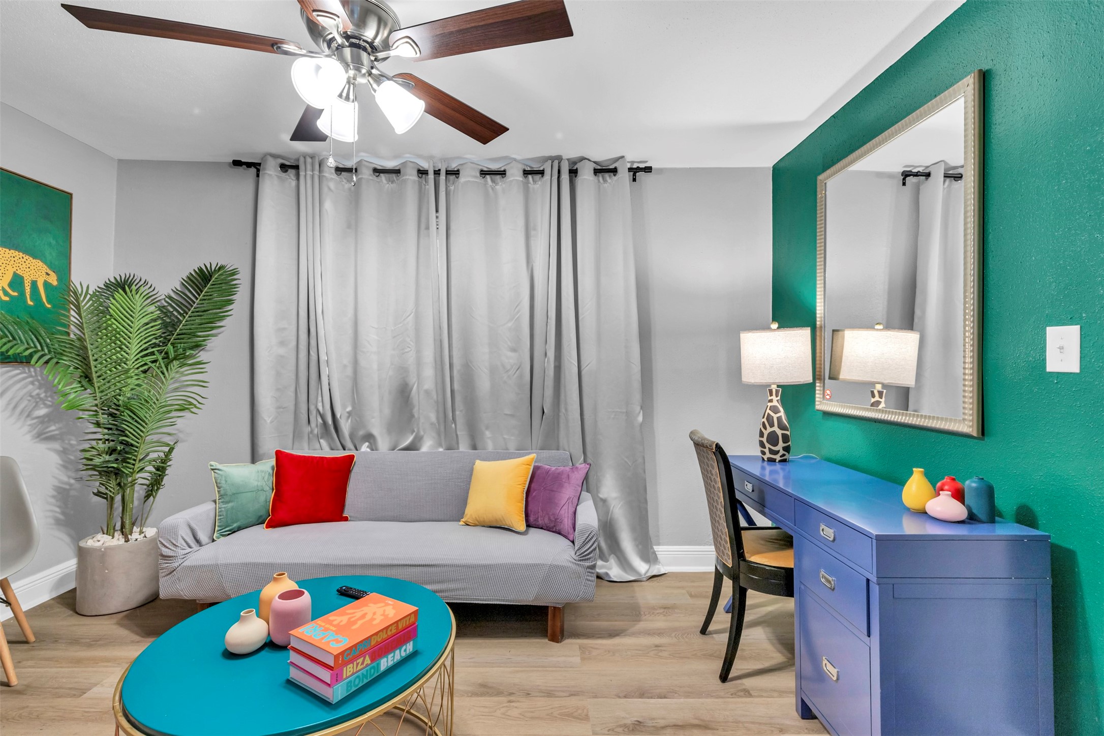 1840 Richmond Avenue, Unit 32 Houston, TX 77098 - Photo 4 of 19 a living room with furniture and a potted plant