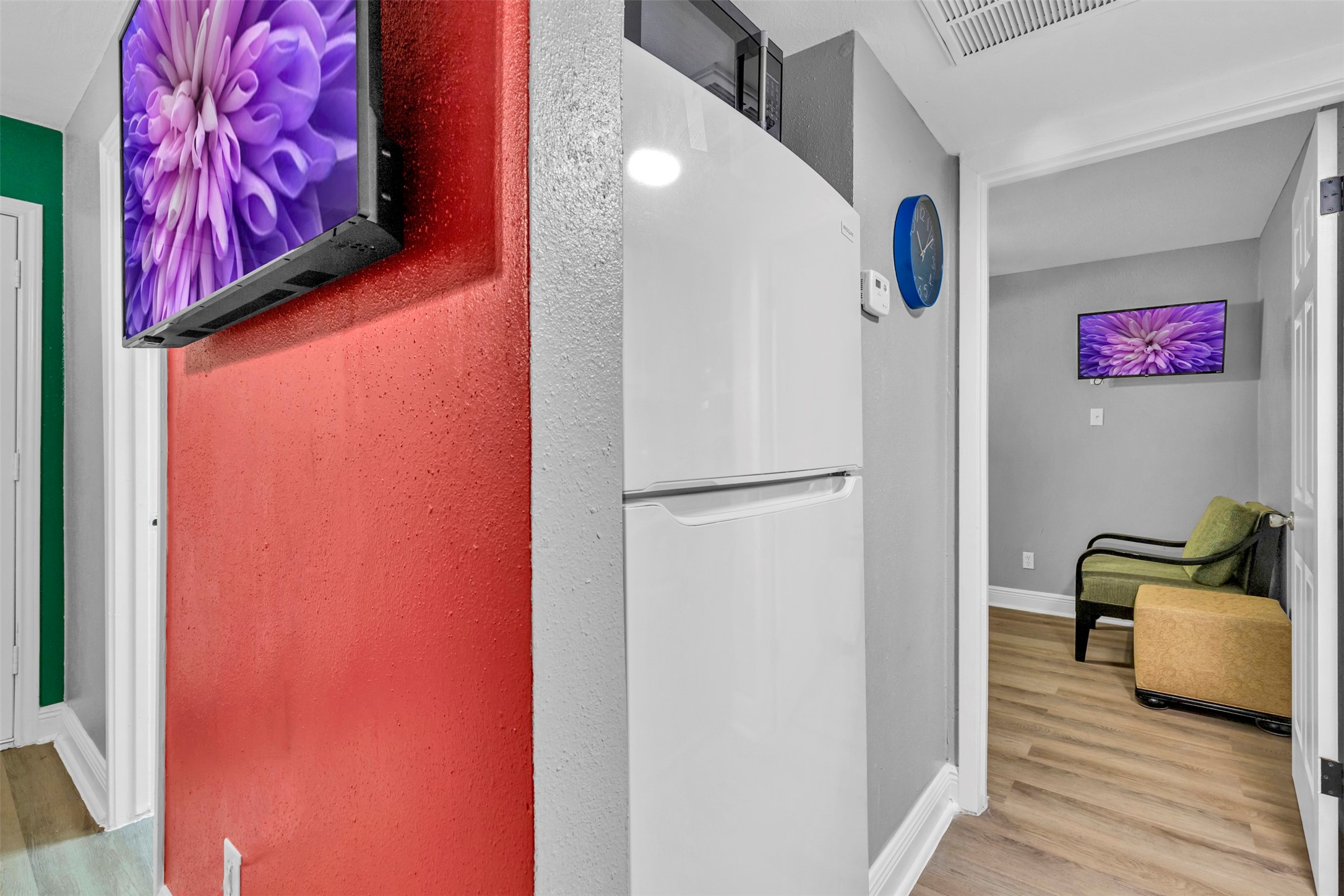 1840 Richmond Avenue, Unit 32 Houston, TX 77098 - Photo 6 of 19 a bedroom with furniture and a wooden floor