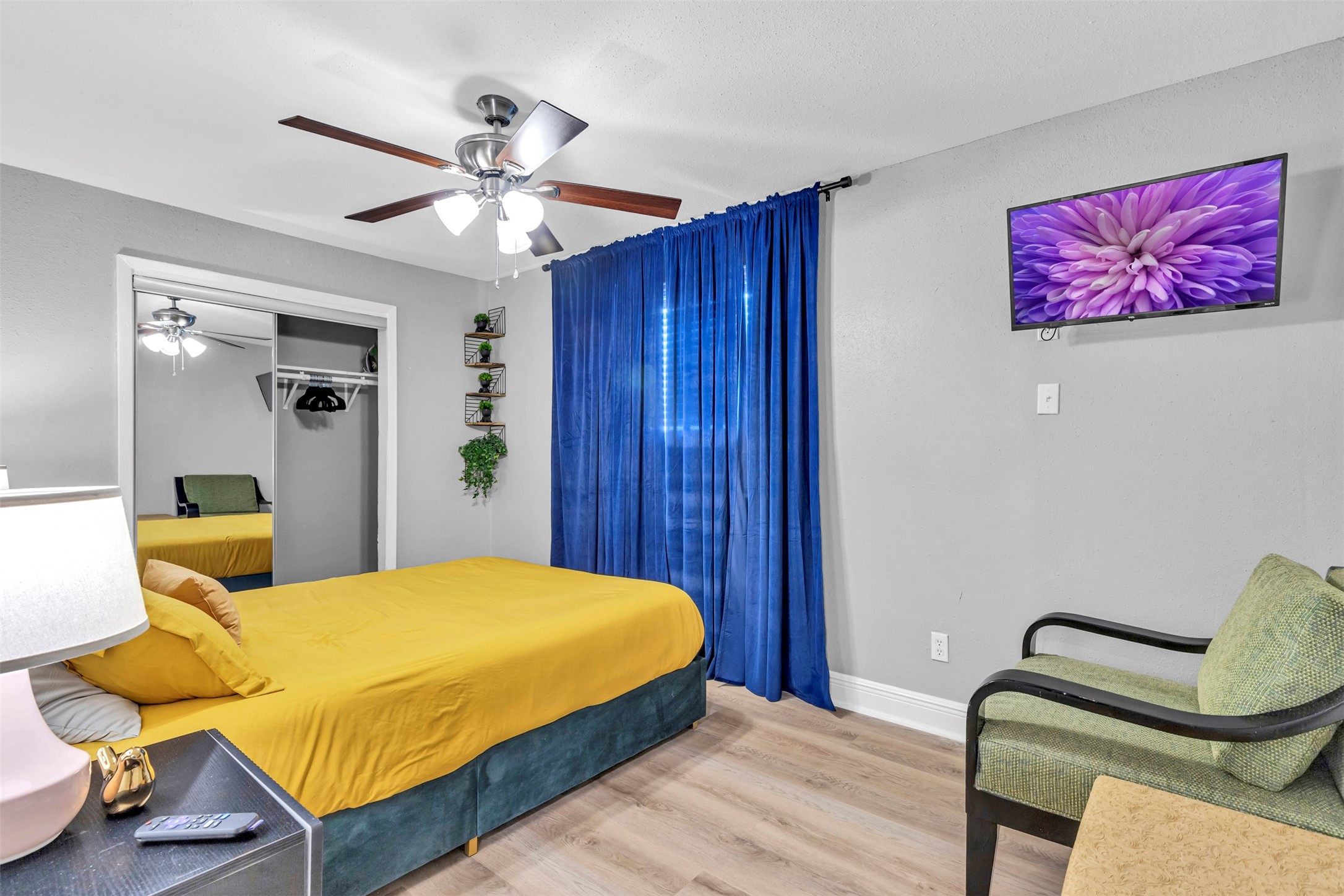 1840 Richmond Avenue, Unit 32 Houston, TX 77098 - Photo 7 of 19 a bedroom with a bed and dresser