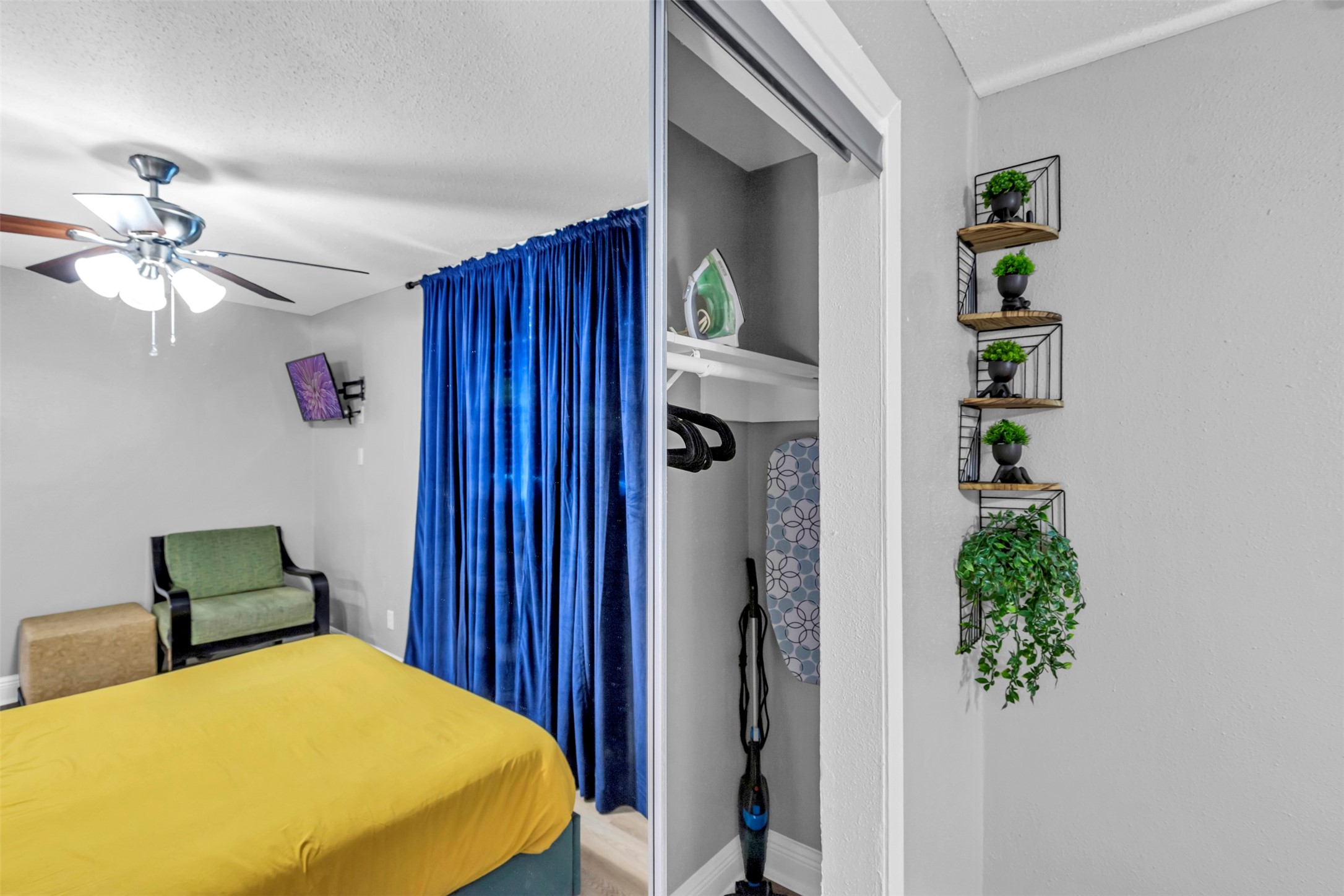 1840 Richmond Avenue, Unit 32 Houston, TX 77098 - Photo 10 of 19 a bedroom with a bed and a chandelier