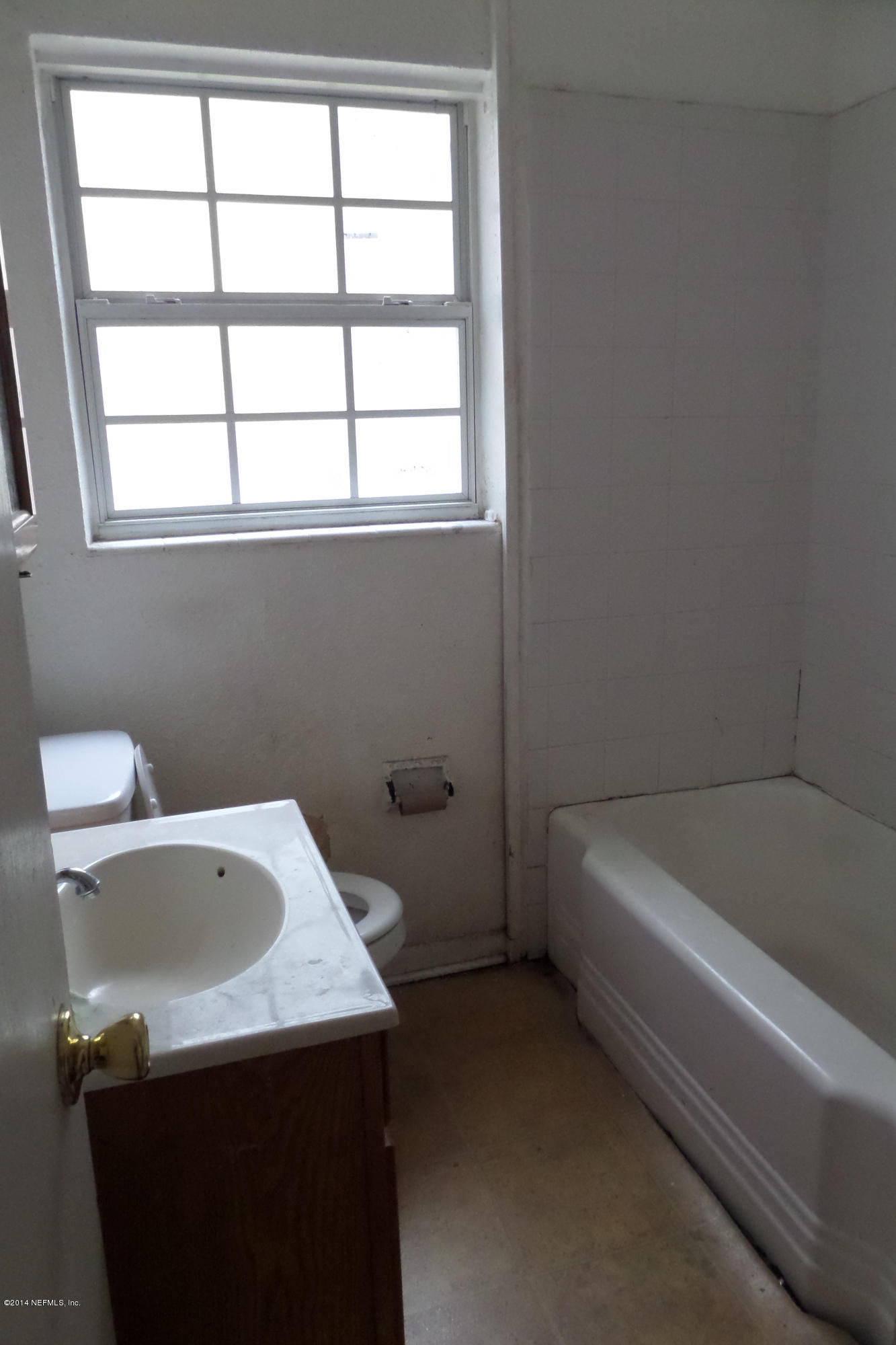 8227 Merivale Road Jacksonville, FL 32208 - Photo 11 of 13 Bathroom
