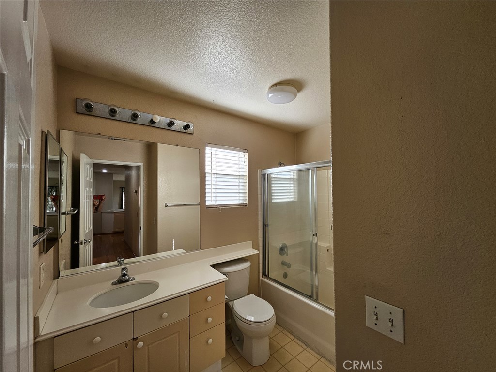 1366 Withorn Court Riverside, CA 92507 - Photo 17 of 23 Full bathroom on 2nd level