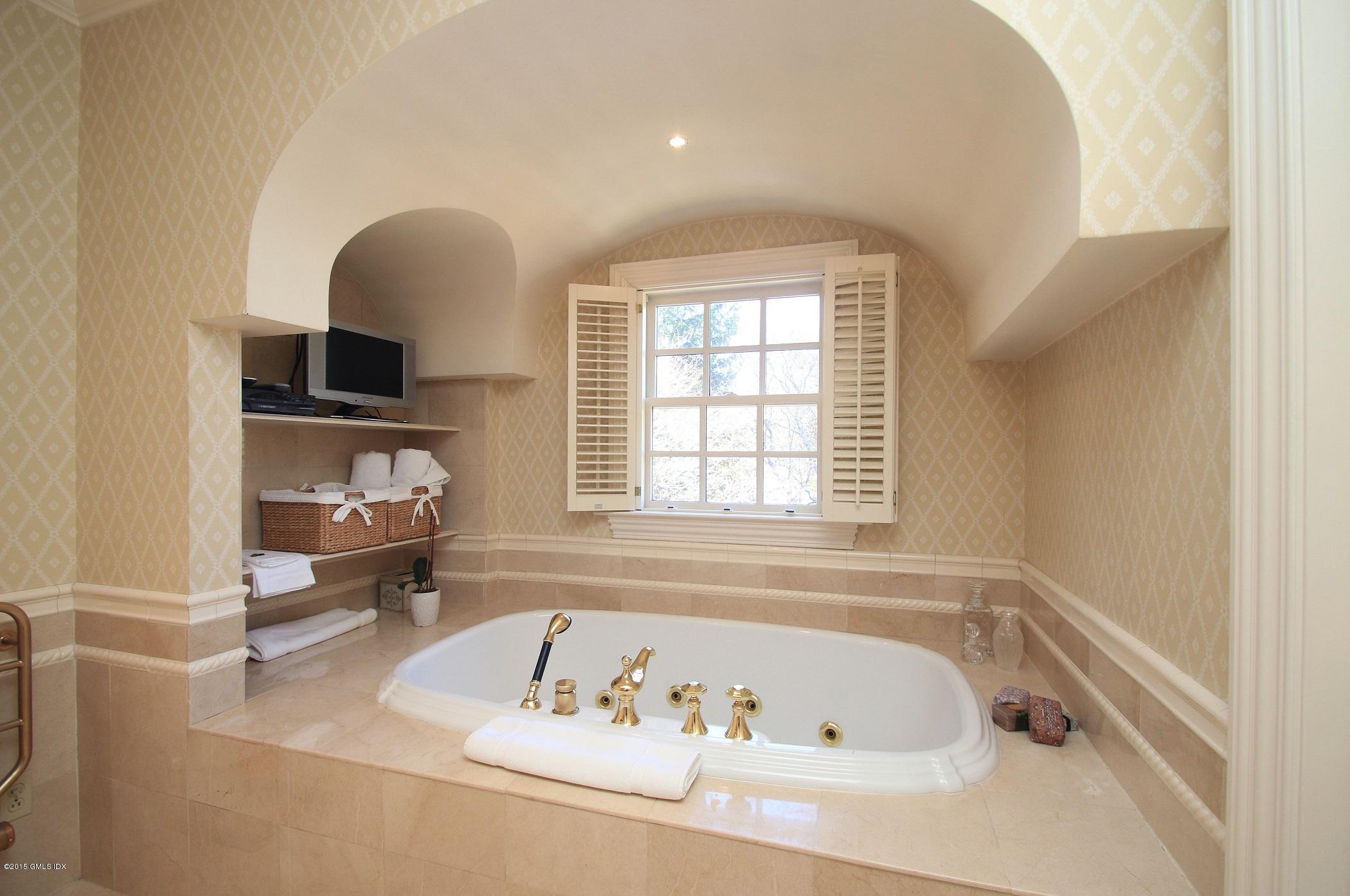 27 Chieftans Road Greenwich, CT 06831 - Photo 19 of 31 a bathroom with a bathtub and a window