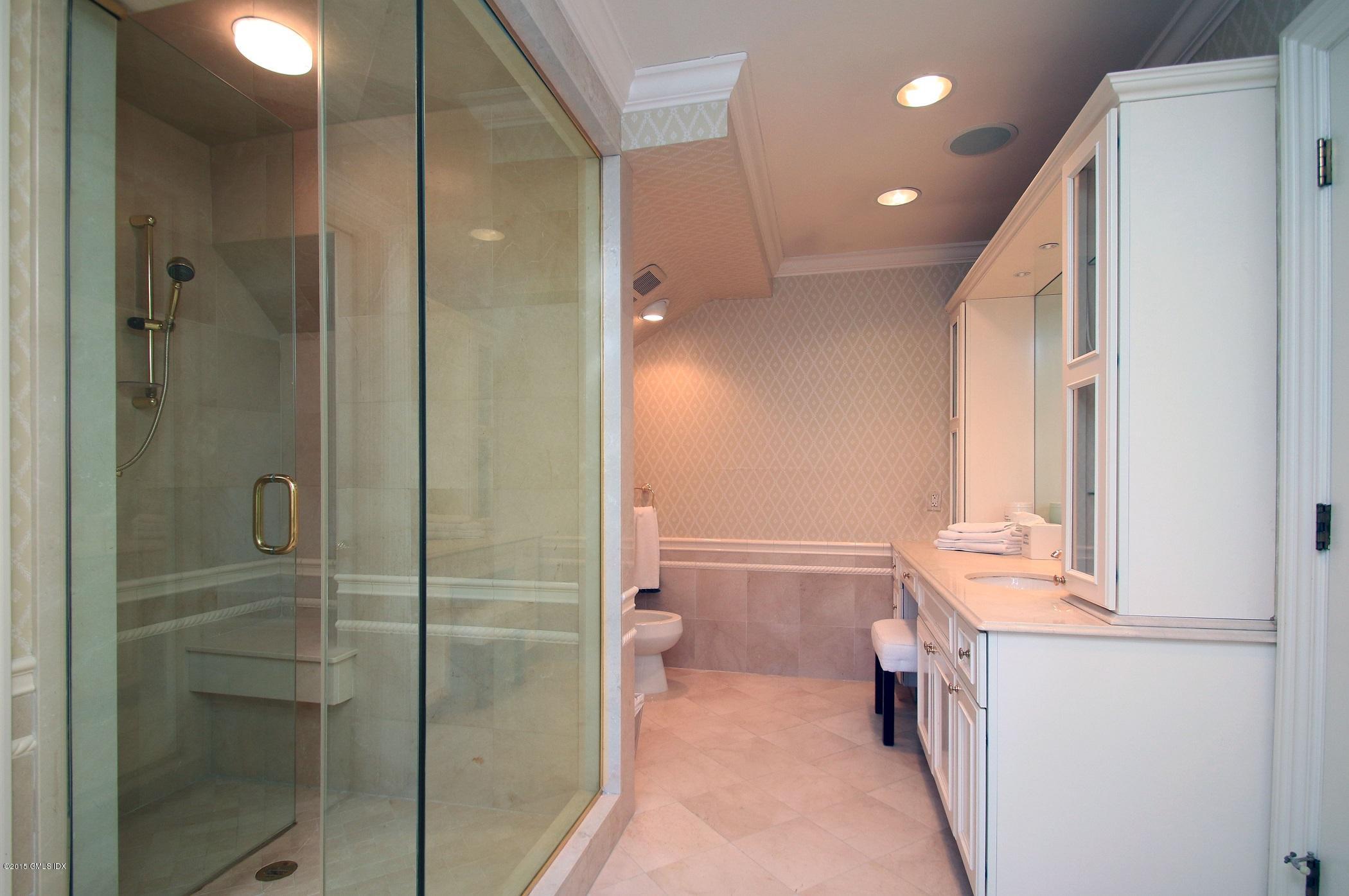 27 Chieftans Road Greenwich, CT 06831 - Photo 20 of 31 a bathroom with a bathtub and a toilet