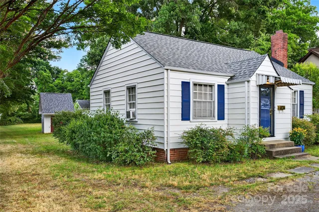 a view of a house with backyard and garden