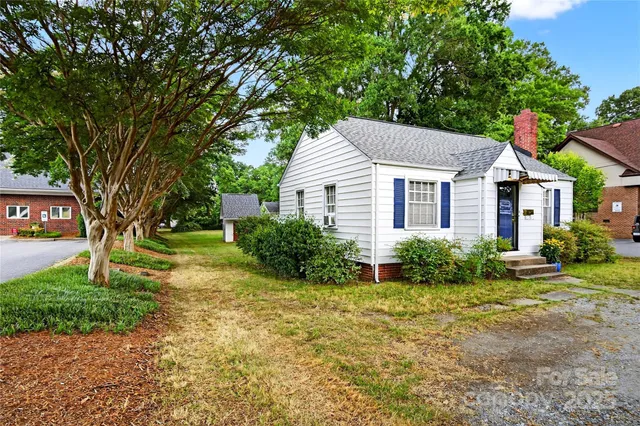 a view of a house with yard and tree s