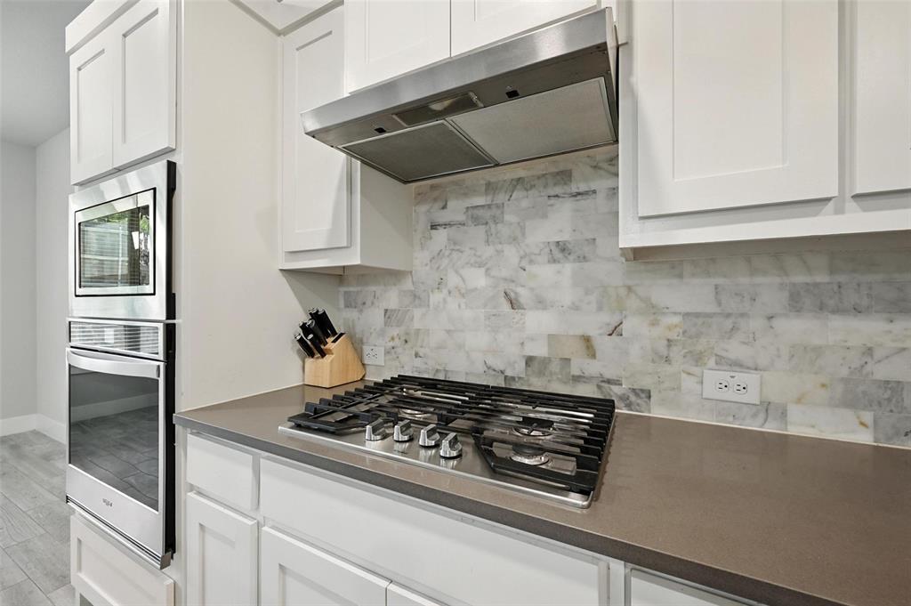 113 Nathan Drive Princeton, TX 75407 - Photo 15 of 39 a stove top oven sitting inside of a kitchen