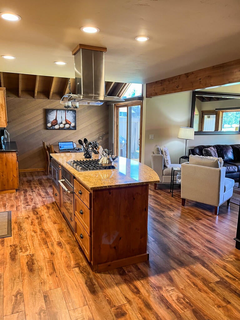 57232 Island Road, Unit 32 Sunriver, OR 97707 - Photo 5 of 26 Sunriver Meadow House 32-20