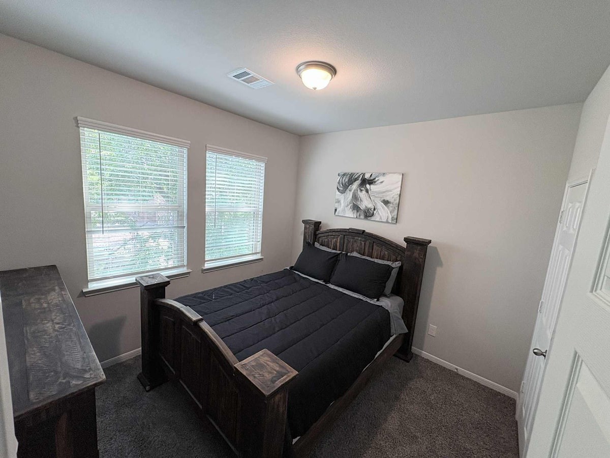 3614 Vista Pointe Drive Pasadena, TX 77504 - Photo 13 of 16 a bed sitting in a bedroom next to a window