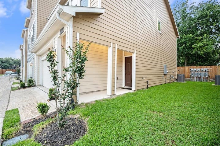 3614 Vista Pointe Drive Pasadena, TX 77504 - Photo 2 of 16 a view of a house with a yard and garden