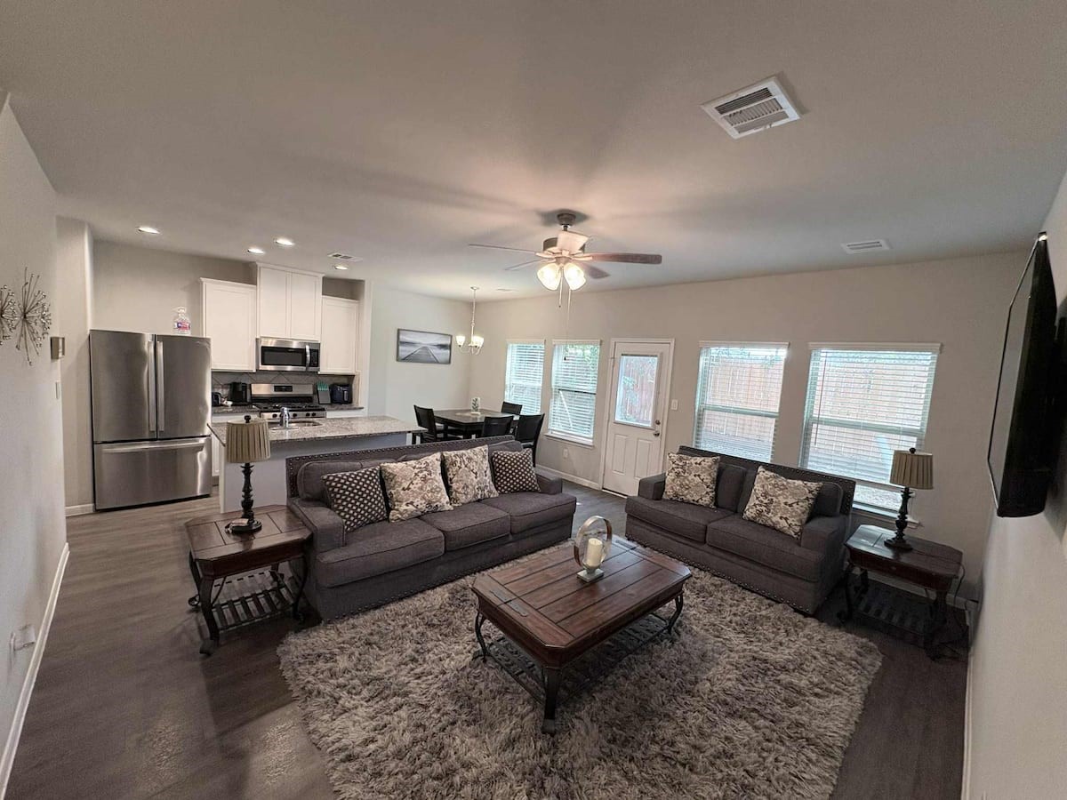 3614 Vista Pointe Drive Pasadena, TX 77504 - Photo 5 of 16 a living room with furniture and kitchen view