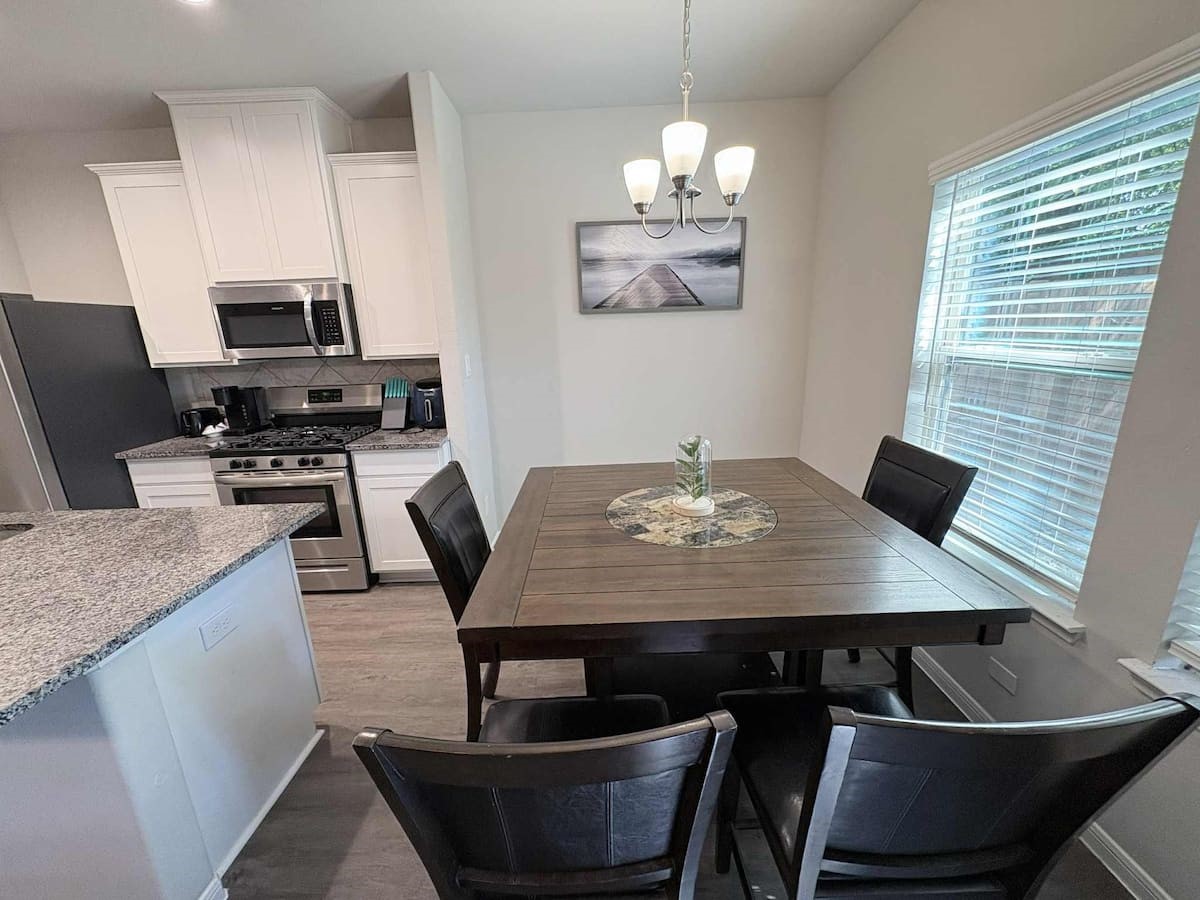 3614 Vista Pointe Drive Pasadena, TX 77504 - Photo 6 of 16 a view of a dining room with furniture