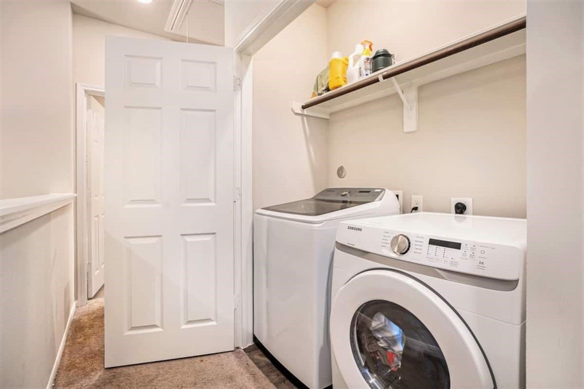 3614 Vista Pointe Drive Pasadena, TX 77504 - Photo 9 of 16 a utility room with dryer and washer