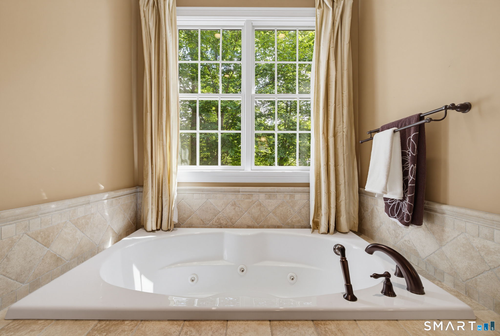 158 Appian Way Coventry, CT 06238 - Photo 25 of 40 a bathroom with a bathtub