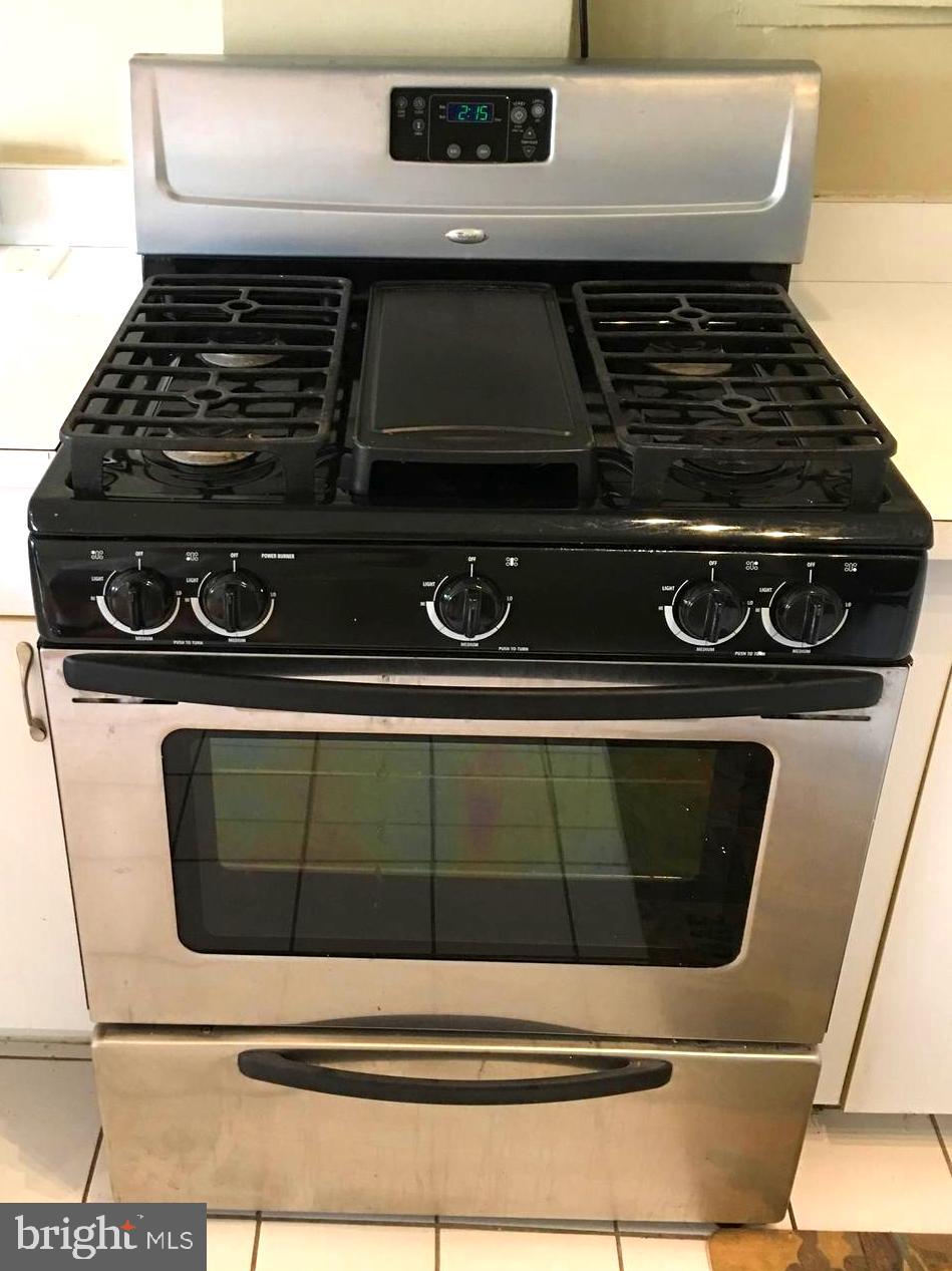 1301 South Arlington Ridge Road, Unit 203 Arlington, VA 22202 - Photo 18 of 31 Stainless Steel gas stove