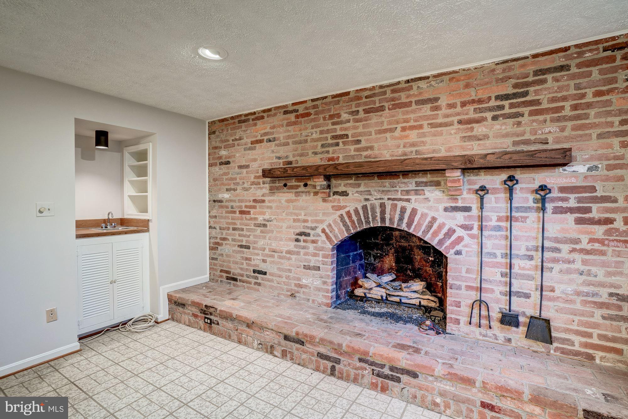 1206 Kensington Road McLean, VA 22101 - Photo 24 of 31 Family Room/ Wet Bar