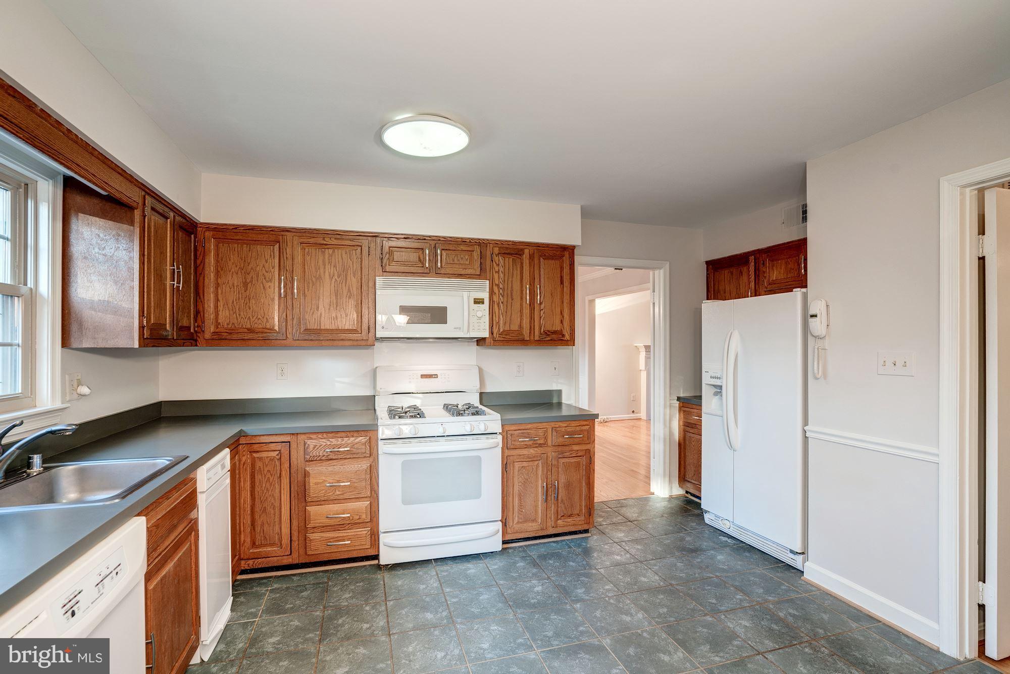 1206 Kensington Road McLean, VA 22101 - Photo 10 of 31 Kitchen