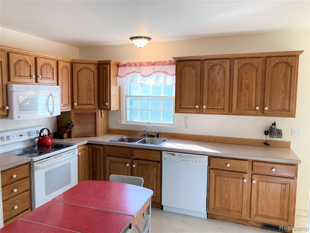 6268 Runyan Lake Road Fenton, MI 48430 - Photo 6 of 31