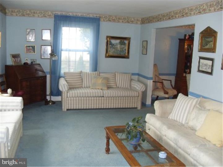 1091 Valley Road Warminster, PA 18974 - Photo 3 of 20 Living Room