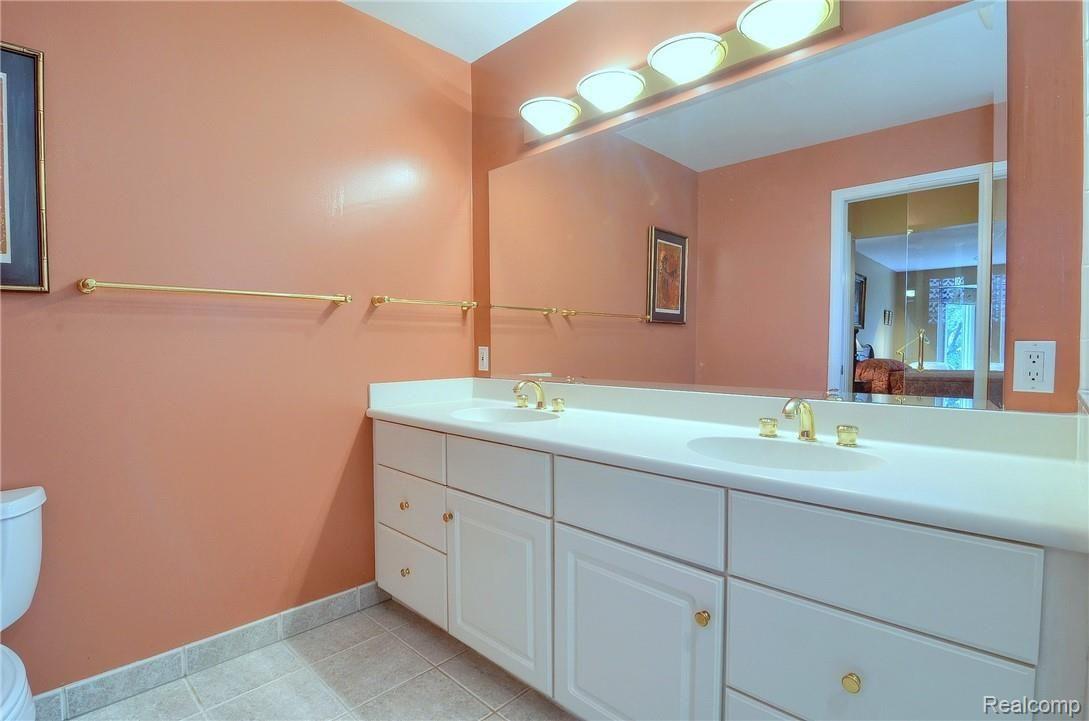 4864 Rivers Edge Drive Troy, MI 48098 - Photo 22 of 39 Master_Bathroom.jpg