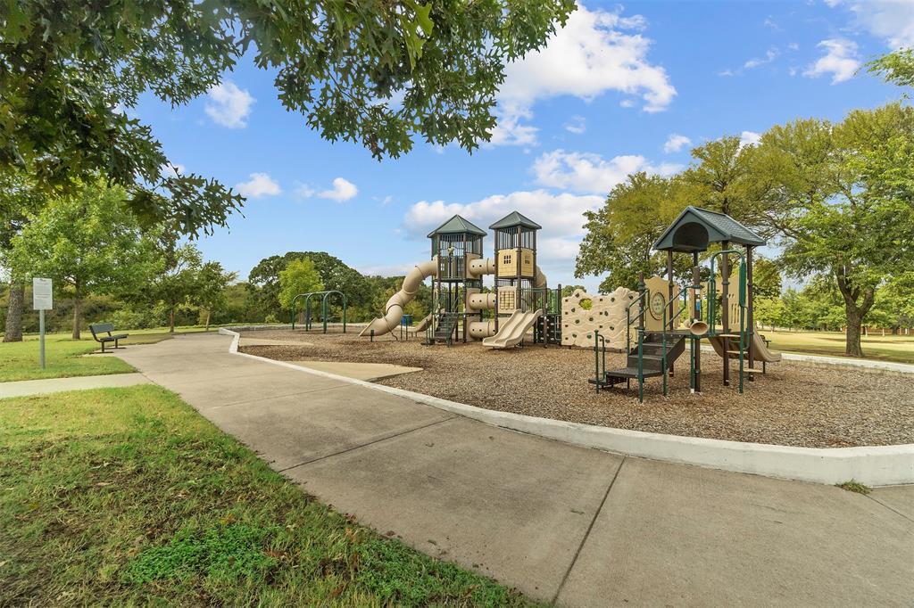 7504 Cloverleaf Court Krum, TX 76249 - Photo 9 of 19